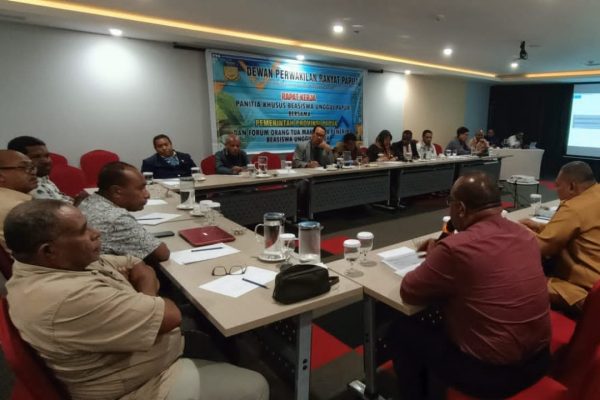 
					Pertemuan Pansus Beasiswa DPR Papua, BPSDM Papua dan Pemprov Papua membahas tunggakan beasiswa unggul, Senin 27 November 2023. (KabarPapua.co/Imelda)