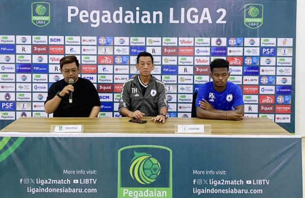 
					Persipura Jayapura, Tony Ho dan pemain Ramai Rumakiek dalam sesi wawancara jelang pertandingan, Sabtu 18 November 2023. (KabarPapua.co/Alan Youwe)