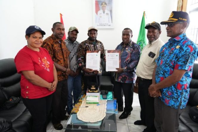 
					NPHD Pilkada 2024 untuk Bawaslu Nduga ditandatangani. (KabarPapua.co/Stefanus Tarsi) 