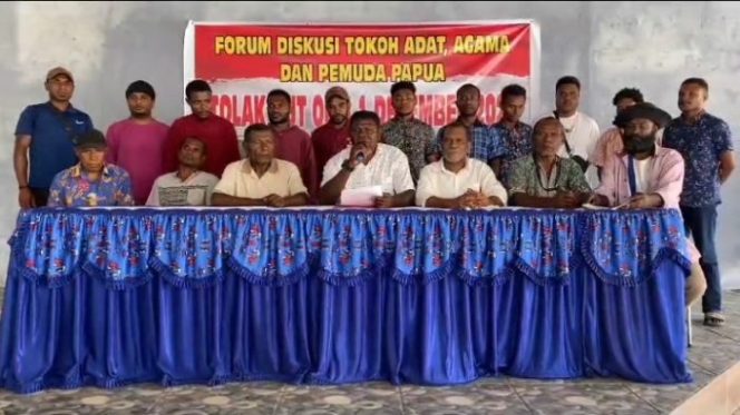 
					Para Tokoh di Jayapura foto bersama usai diskusi soal 1 Desember, Rabu 29 November 2023. (KabarPapua.co/Faisal Narwawan)