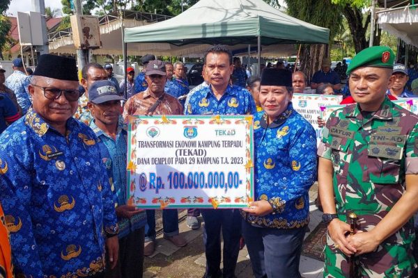 
					Penjabat Bupati Yapen, Welliam Manderi menyerahkan dana demplot dari Kemendes PDTT untuk 29 kampung, Rabu 29 November 2023. (Dok Pemkab Yapen)