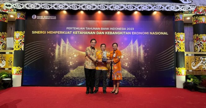 
					Bank Papua cabang Merauke terima penghargaan BI Award 2023. (Foto: BI) 