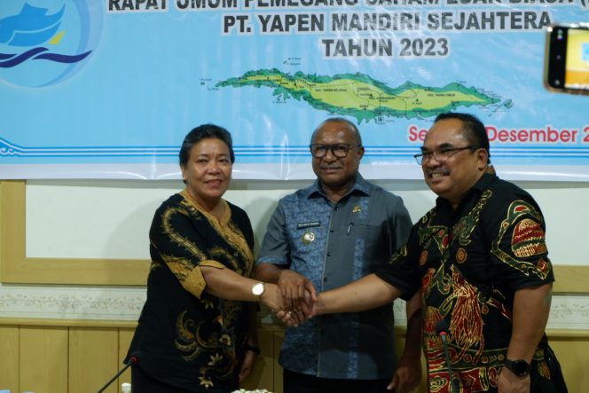 
					Plt Dirut PT Yamase, Erny Tania berjabat tangan dengan Roriwo Karetji, Jumat 1 Desember 2023. (KabarPapua.co/Ainun Faathirjal)