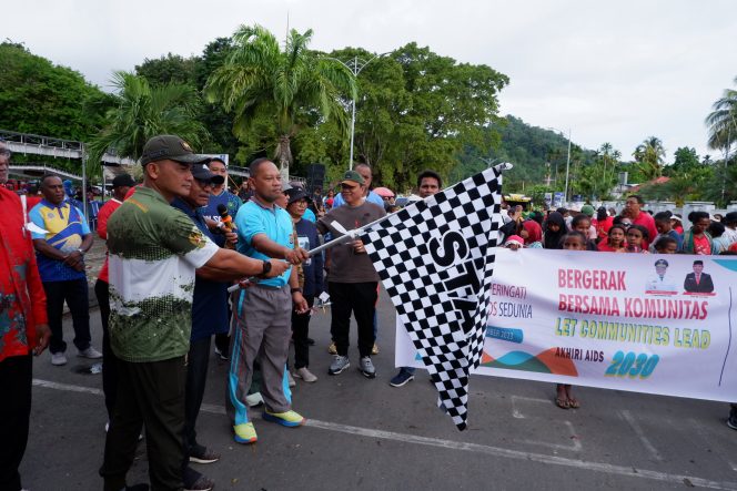 
					Pelepasan jalan santai berhadiah motor di Kepulauan Yapen, Jumat 1 Desember 2023. (KabarPapua.co/Ainun Faathirjal)