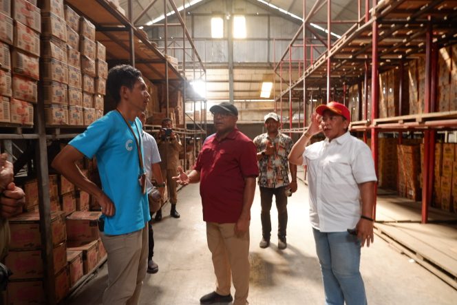 
					Penjabat Bupati Kepulauan Yapen, Welliam Manderi memimpin pengecekan stok di gudang distributor bapok, Sabtu 9 Desembe 2023. (KabarPapua.co/Ainun Faathirjal)