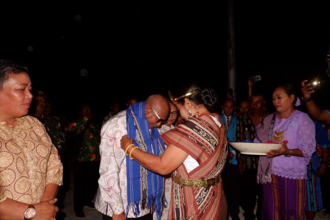 
					Penyambutan Penjabat Bupati Kepulauan Yapen, Welliam Manderi sebagai tamu kehormatan Ikatan Keluarga Tanimbar Lelemuku di Yapen Timur, Sabtu 9 Desembe 2023. (KabarPapua.co/Ainun Faathirjal)