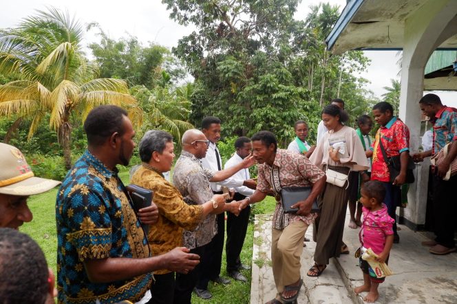 
					Penjabat Bupati Kepulauan Yapen, Welliam Manderi usai menghadiri ibadah bersama Jemaat GKI Maranatha Paparu, Minggu 10 Desember 2023.