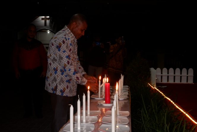 
					Asisten II Setda Yapen, Oktavianus Ayorbaba menyalakan lilin di Natal Bersama Bawaslu Papua, Kamis 14 Desember 2023. (KabarPapua.co/Ainun Faathirjal)