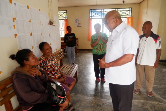 
					Penjabat Bupati Yapen, Welliam Manderi menyapa masyarakat di Kantor Kelurahan Anotourei, Rabu 20 Desember 2023. (KabarPapua.co/Ainun Faathirjal)