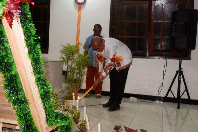 
					Penjabat Bupati Yapen, Welliam Manderi menyalakan lilin saat Natal Keluarga A4M, Selasa 19 Desember 2023. (KabarPapua.co/Ainun Faathirjal)