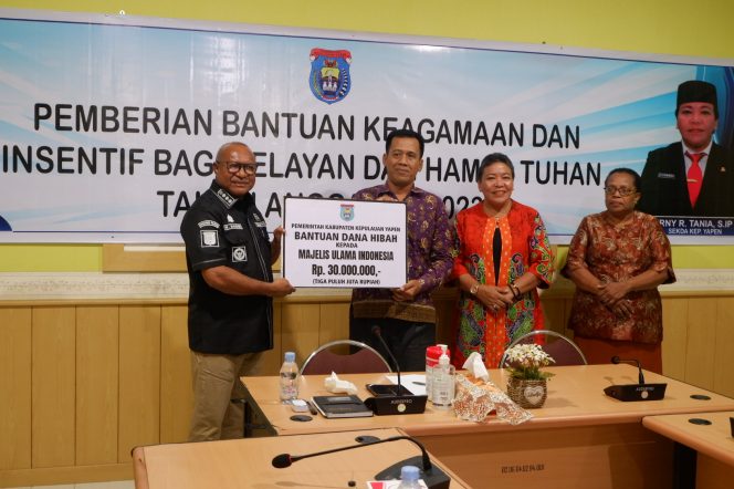 
					Penjabat Bupati Kepulauan Yapen, Welliam Manderi menyerahkan dana hibah keagamaan dan insentif hamba Tuhan, Kamis 21 Desember 2023. (KabarPapua.co/Ainun Faathirjal)