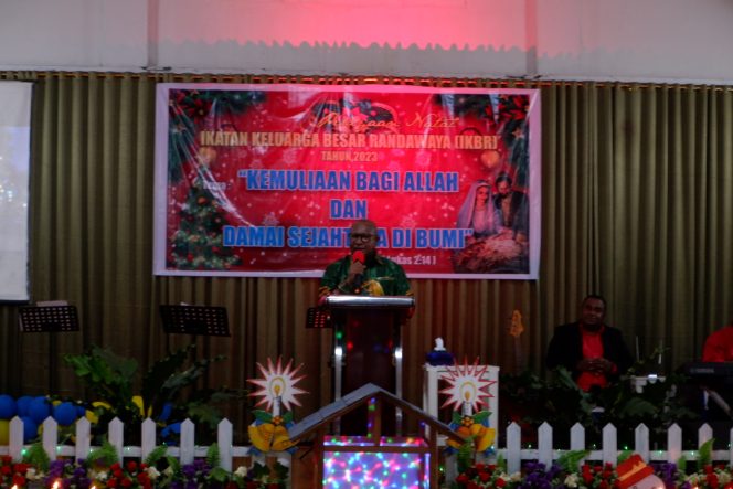 
					Penjabat Bupati Kepulauan Yapen, Welliam Manderi memberikan sambutan pada Natal IKBR, Jumat 22 Desember 2023.  (KabarPapua.co/Ainun Faathirjal)