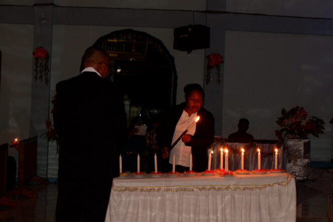 
					Suasana ibadah Malam Kudus Natal di Gereja Elim Famboaman Serui, Kepulauan Yapen, Papua, Minggu 24 Desember 2023. (KabarPapua.co/Ainun Faathirjal) 