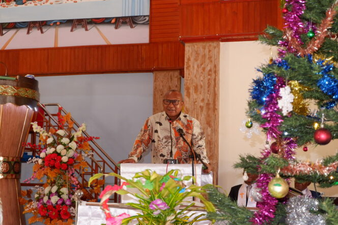 
					Penjabat Bupati Kepulauan Yapen, Welliam Manderi saat sambutan pada ibadah perayaan Natal di GKI Sion Mantembu Serui, Senin 25 Desember 2023. (KabarPapua.co/Ainun Faathirjal)