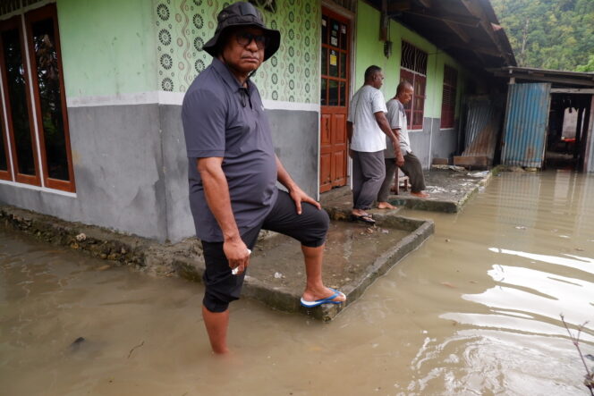 
					Penjabat Bupati Kepulauan Yapen, Welliam Manderi saat meninjau banjir yang melanda Kota Serui, Selasa 26 Desember 2023. (KabarPapua.co/Ainun Faathirjal)