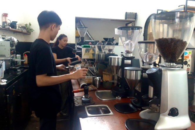 
					Aktivitas Blackup Coffee House di Manado, Jumat 1 Desember 2023. (KabarPapua.co/Imelda)