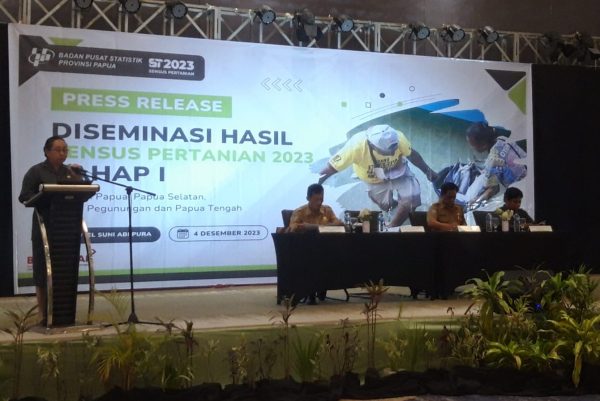 
					Kepala BPS Papua, Adriana Helena Carolina saat memaparkan hasil diseminasi  sensus pertanian 2023. (KabarPapua.co/Imelda)