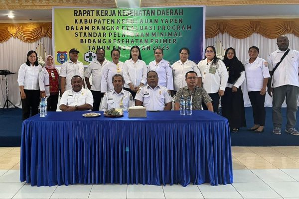 
					Asisten III Setda Kepulauan Yapen, Ir Wahyudi Irianto foto bersama peserta rapat evaluasi kesehatan, Rabu 6 Desember 2023. (KabarPapua.co/Ainun Faathirjal)