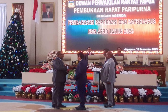 
					Ketua DPR Papua, Jhony Banua Rouw dalam sidang paripurna pembahasan 13 Raperda Non APBD 2023, Senin 18 Desember 2023. (KabarPapua.co/Imelda)
