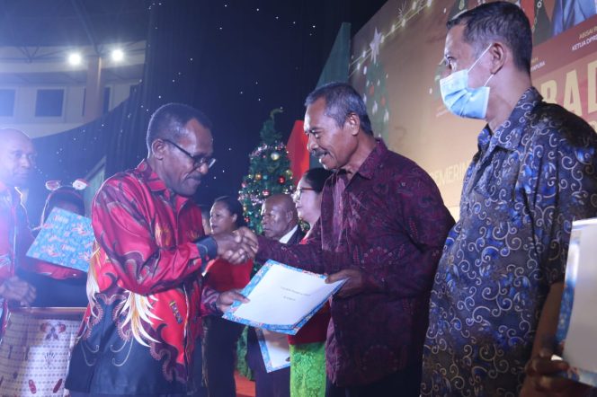 
					Penjabat Wali Kota Jayapura, Frans Pekey menyerahkan bantuan dalam Natal bersama TNI Polri dan masyarakat, Selasa 19 Desember 2023. (KabarPapua.co/Natalya Yoku)