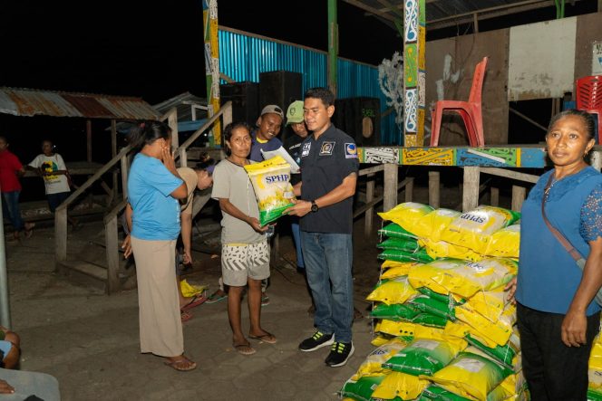 
					Ketua Fraksi NasDem DPRD Kepulauan Yapen, Ade Yullen Banua membagikan bantuan beras ke warga Kampung Cina Tua Serui, Jumat 22 Desember 2023. (KabarPapua.co/Ainun Faathirjal)