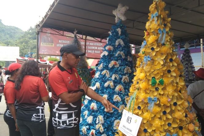 
					Aneka pohon natal dari bahan daur ulang sampah di Kota Jayapura, Jumat 1 Desember 2023. (KabarPapua.co/Natalya Yoku)
