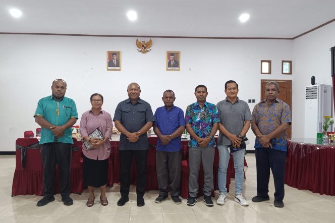 
					Badan Pekerja GKI Klasis Yapen Selatan usai audiens bersama Penjabat Bupati Yapen Welliam Manderi, Sabtu 2 Desember 2023. (KabarPapua.co/Agies Pranoto)