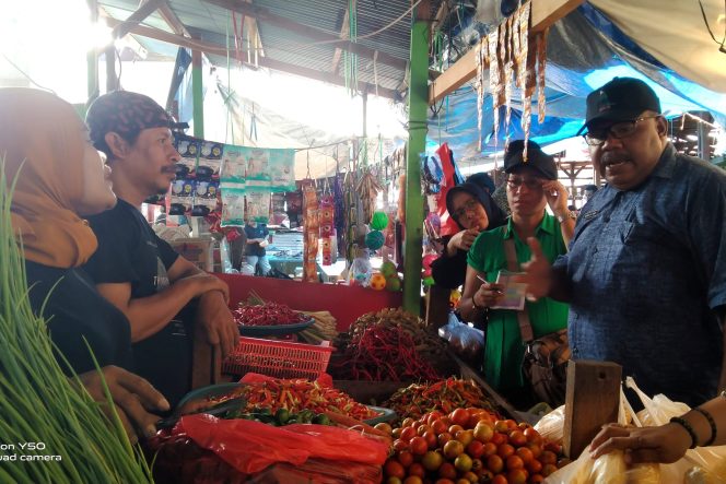 
					Penjabat Sekda Kota Jayapura, Robby Kepas Awi saat sidak harga bahan pokok di pasar tradisional jelang Natal, Kamis 21 Desember 2023. (KabarPapua.co/Natalya Yoku)