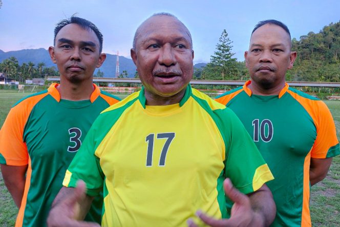 
					Penjabat Bupati Kepulauan Yapen, Welliam Manderi usai melakoni pertandingan sepak bola persahabatan bersama Forkopimda, Jumat 22 Desember 2023. (Dok Prokopim Yapen)
