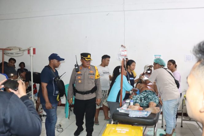 
					Korban pembacokan OTK saat menjalani perawatan medis di RSUD Dekai, Kabupaten Yahukimo, Jumat 1 Desember 2023, (Dok Humas Polda Papua)