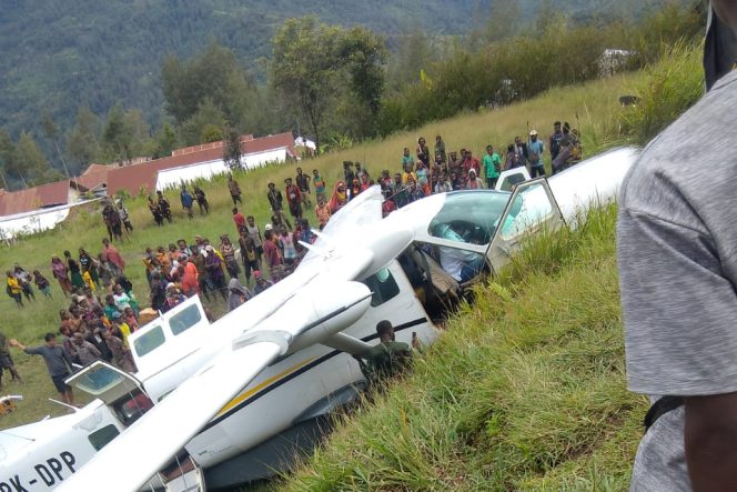 
					Pesawat Dabi Air menabrak bukit di Lapangan Terbang Pogapa, Kabupaten Intan Jaya, Papua Tengah, Kamis 7 Desember 2023. (Dok Humas Polda Papua)