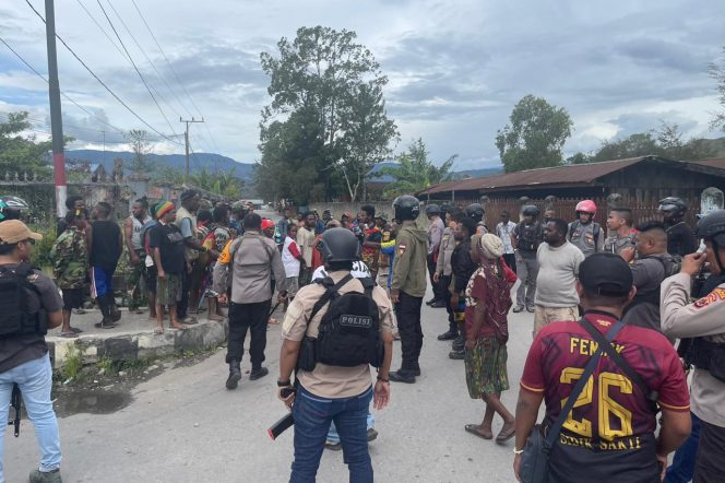 
					Aparat kepolisian saat melerai kedua kelompok warga yang terlibat saling serang di Wamena, Kabupaten Jayawijaya, Jumat 8 Desember 2023. (Dok Humas Polda Papua)