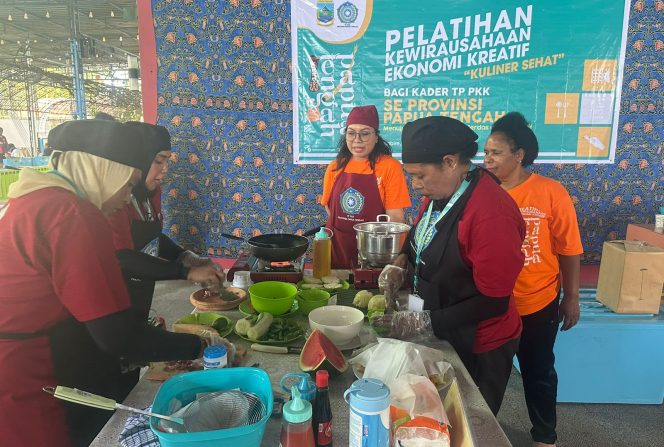 
					Kader PKK se-Papua Tengah saat mengikuti  pelatihan mengolah kuliner sehat. (Dok Pemprov Papua Tengah)