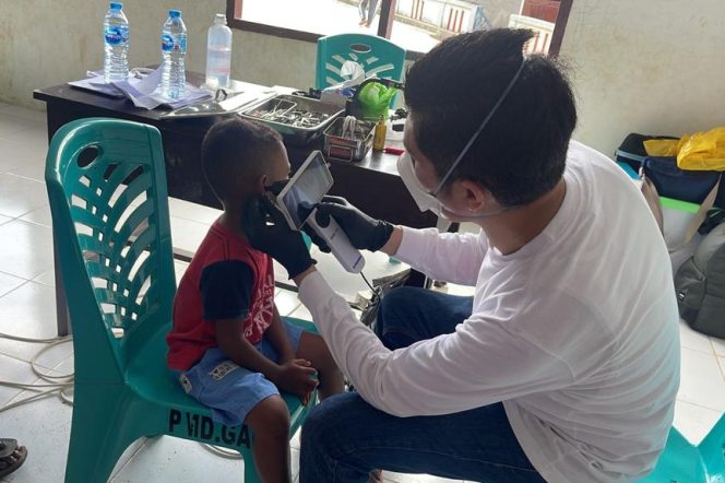 
					Pemeriksaan kesehatan anak dalam bakti sosial IDI di Pulau Gag Raja Ampat. (Dok Ist)