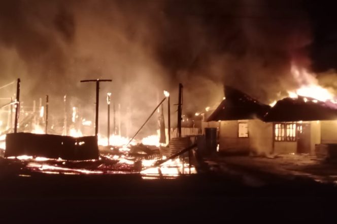 
					Tampak api melalap bangunan kios dan rumah di Kabupaten Boven Digoel, Papua Selatan, Senin 11 Desember 2023. (Dok Humas Polda Papua)