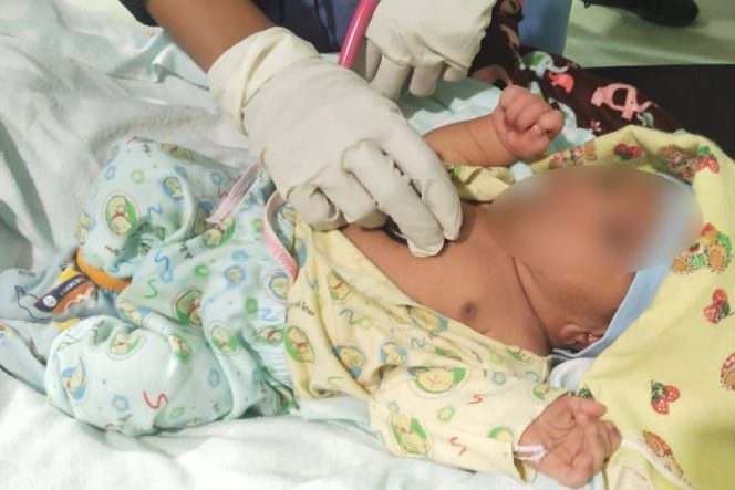 
					Kondisi bayi laki-laki yang ditemukan di pinggir rumah warga Wamena, Kabupaten Jayawijaya, Papua Pegunungan pada Senin 11 Desember 2023. (Dok Humas Polda Papua)