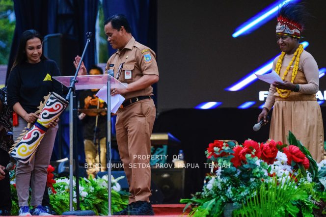 
					Staf ahli Gubernur bidang Kemasyarakatan, SDM dan Pengembangan Otsus Papua Tengah, Ukkas membuka Festival Budaya 2023. (Dok Pemprov Papua Tengah)