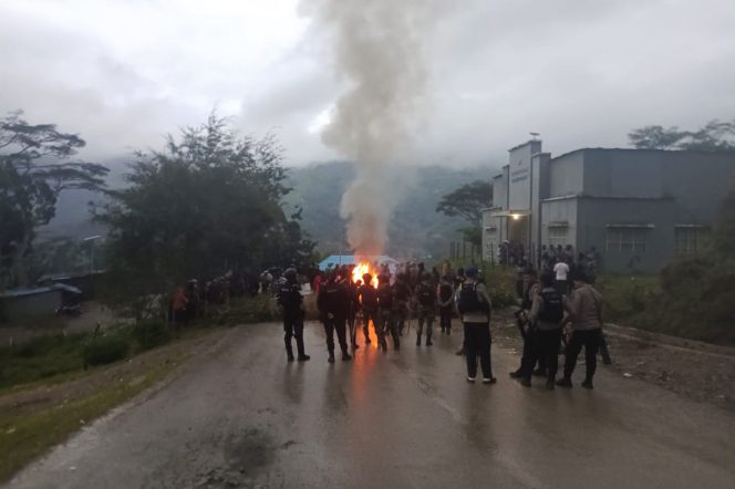 
					Situasi di Kabupaten Tolikara saat kericuhan pencairan dana desa dan BLT, Selasa 12 Desember 2023. (Dok Humas Polda Papua)