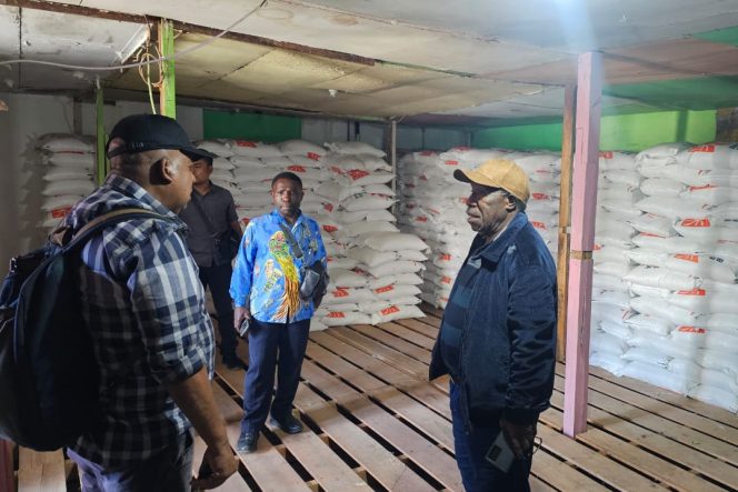 
					Penjabat Bupati Nduga, Edison Nggwijangge saat mengecek stok beras untuk kebutuhan Natal dan Tahun Baru di Gudang Wamena. (KabarPapua.co/Stefanus Tarsi)