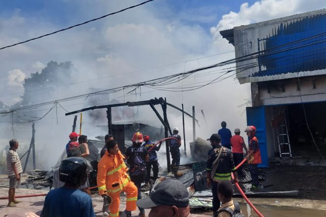 
					Petugas pemadam kebakaran berupaya memadamkan api yang melahap kios dan bengkel di Timika, Jumat 15 Desember 2023. (Dok Humas Polda Papua)