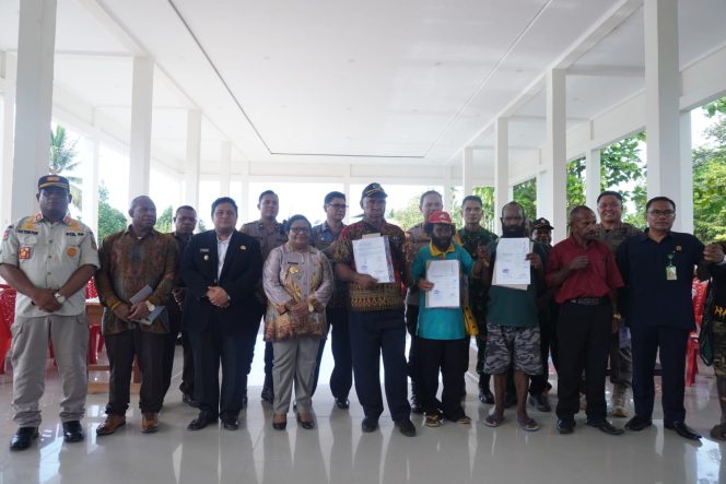 
					Penjabat Gubernur Papua Tengah, Ribka Haluk bersama tiga suku besar saat perdamaian atas konflik Topo di Kabupaten Nabire, Kamis 14 Desember 2023. (Dok Pemprov Papua Tengah)