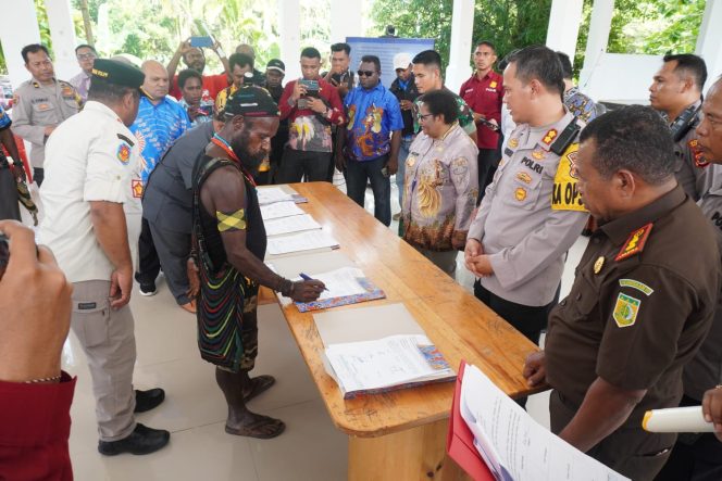 
					Tiga suku besar di Papua Tengah sepakat berdamai atas konflik Topo di Kabupaten Nabire, Kamis 14 Desember 2023. (Dok Pemprov Papua Tengah)