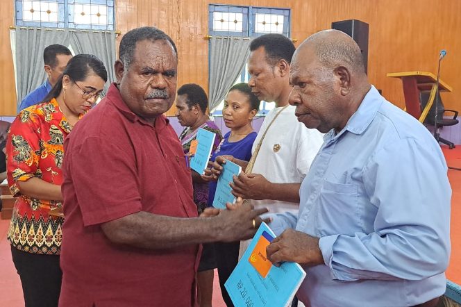 
					Bupati Asmat Elisa Kambu menyerahkan bantuan modal usaha untuk UMKM asli Papua, Sabtu 16 Desember 2023. (KabarPapua.co/Abdel Syah) 
