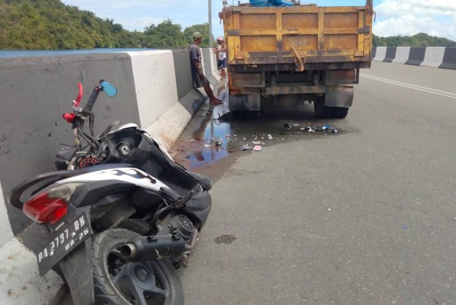 
					Kondidi Honda Beat Street usai menabrak truk yang tengah parkir di Ringroad Jayapura, karena pecah ban, Sabtu 16 Desember 2023. (Dok Humas Polresta)