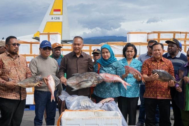 
					Pj Gubernur Papua Pegunungan, Velix Wanggai saat menyalurkan 10 ton ikan segar untuk masyarakat di Wamena, Senin 18 Desember 2023. (KabarPapua.co/Stefanus Tarsi)