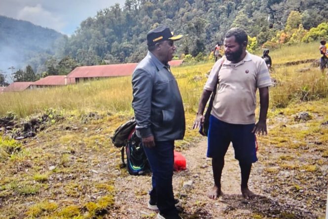 
					Momen Edison Nggwijangge mengunjungi masyarakat di Kampung Yuguru, Distrik Mebarok saat menjabat Penjabat Bupati Nduga. (KabarPapua.co/Stefanus Tarsi)