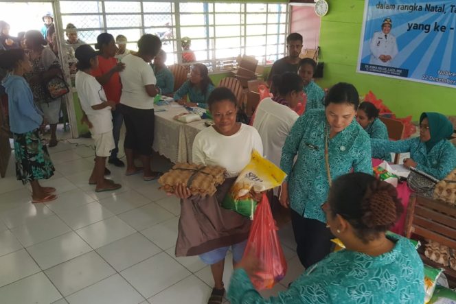 
					Antusias masyarakat Kampung Waharia, Distrik Teluk Kmi, Kabupaten Nabire menyambut pasar murah TP PKK Papua Tengah. (Dok Pemprov Papua Tengah)

