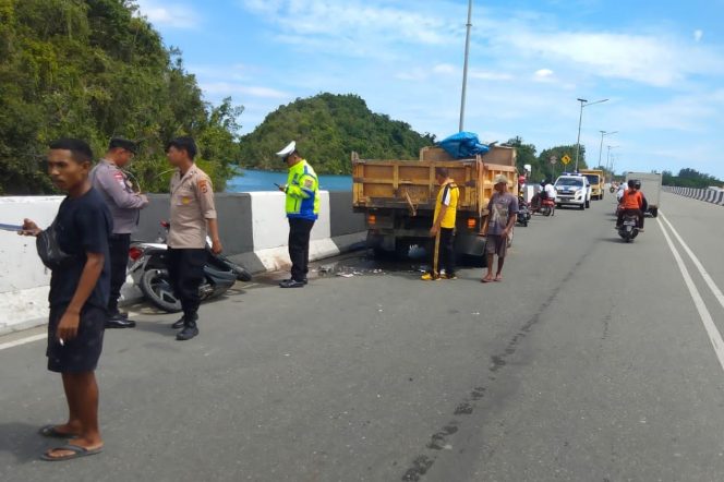 
					Polisi Lalu Lintas mengamankan lokasi kecelakaan yang menewaskan pelajar di Ringroad Jayapura, Sabtu 16 Desember 2023. (Dok Humas Polresta)