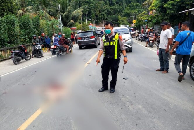 
					Petugas Polisi Lalu Lintas menunjukkan lokasi kecelakaan yang merenggut nyawa pengendara motor di Kota Jayapura, Minggu 24 Desember 2023. (Dok Humas Polresta)
