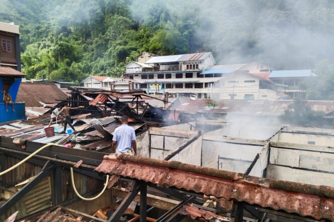 
					Warga Kota Jayapura berupaya memadamkan api yang melahap belasan rumah di momen perayaan Natal, Senin 25 Desember 2023. (Dok Humas Polresta) 